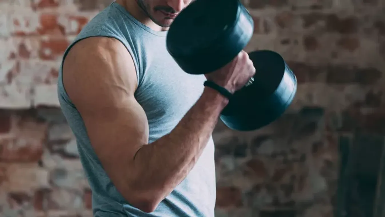 Elképesztő látvány: csak az egyik oldalát gyúrta ki egy férfi