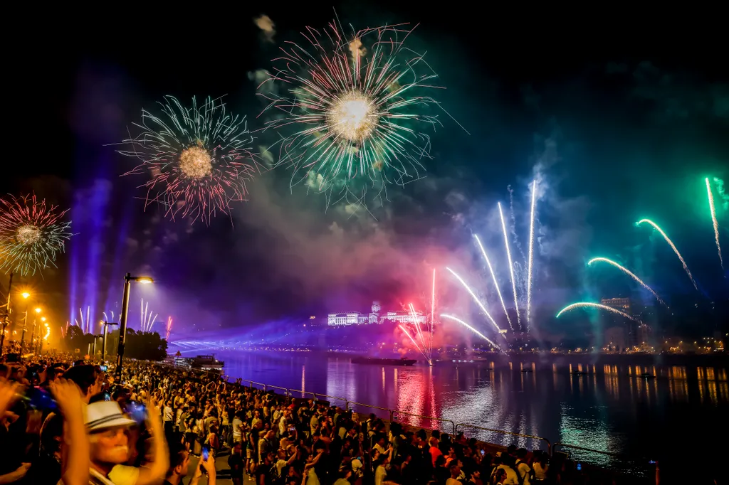 Tűzijáték a fővárosban. Óriási rekordokat döntött az augusztus 20-i tűzijáték.
2025.08.20 Budapest
Fotó: Csudai Sándor