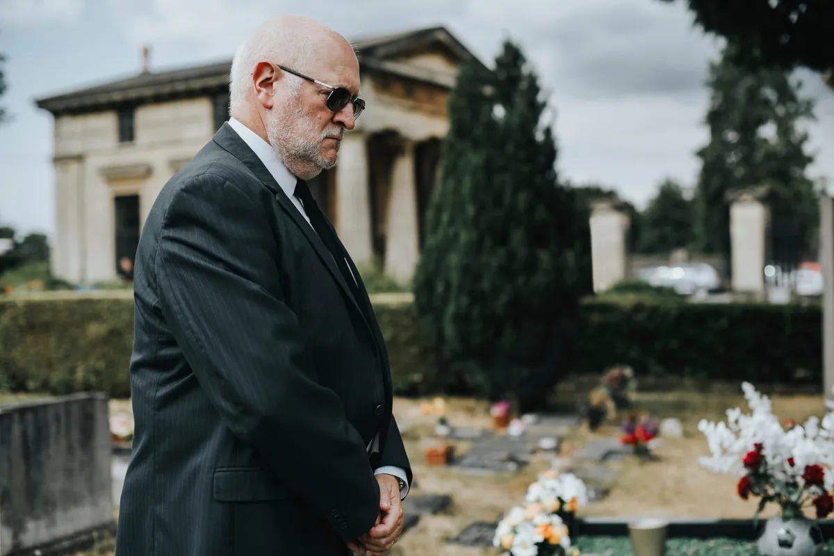 Egy férfi Voith Ági sírjánál (illusztráció)