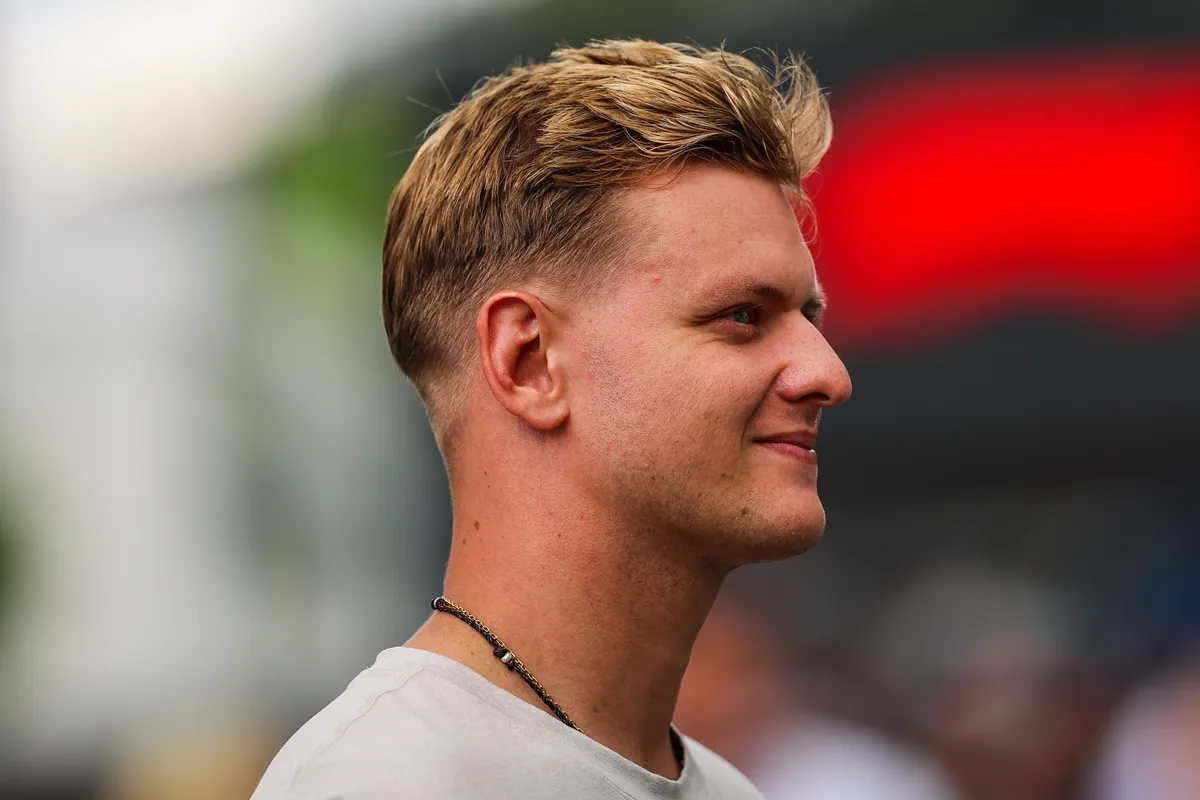 Mick Schumacher a családi villájához vitte új barátnőjét