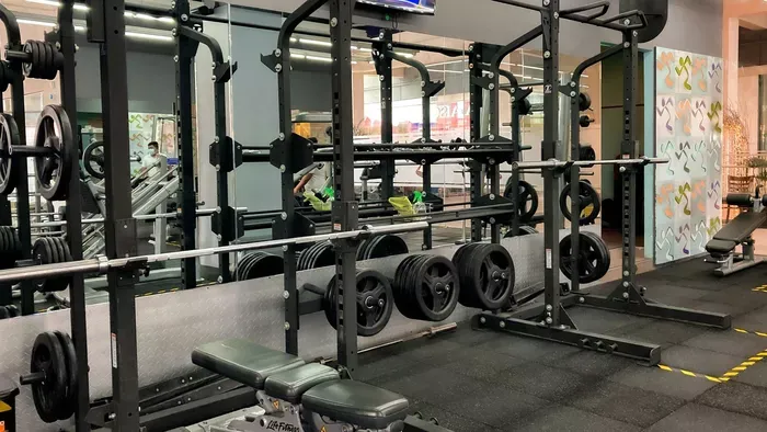 Féltékenységből 11 kilós súlyt dobott egy nő fejéhez