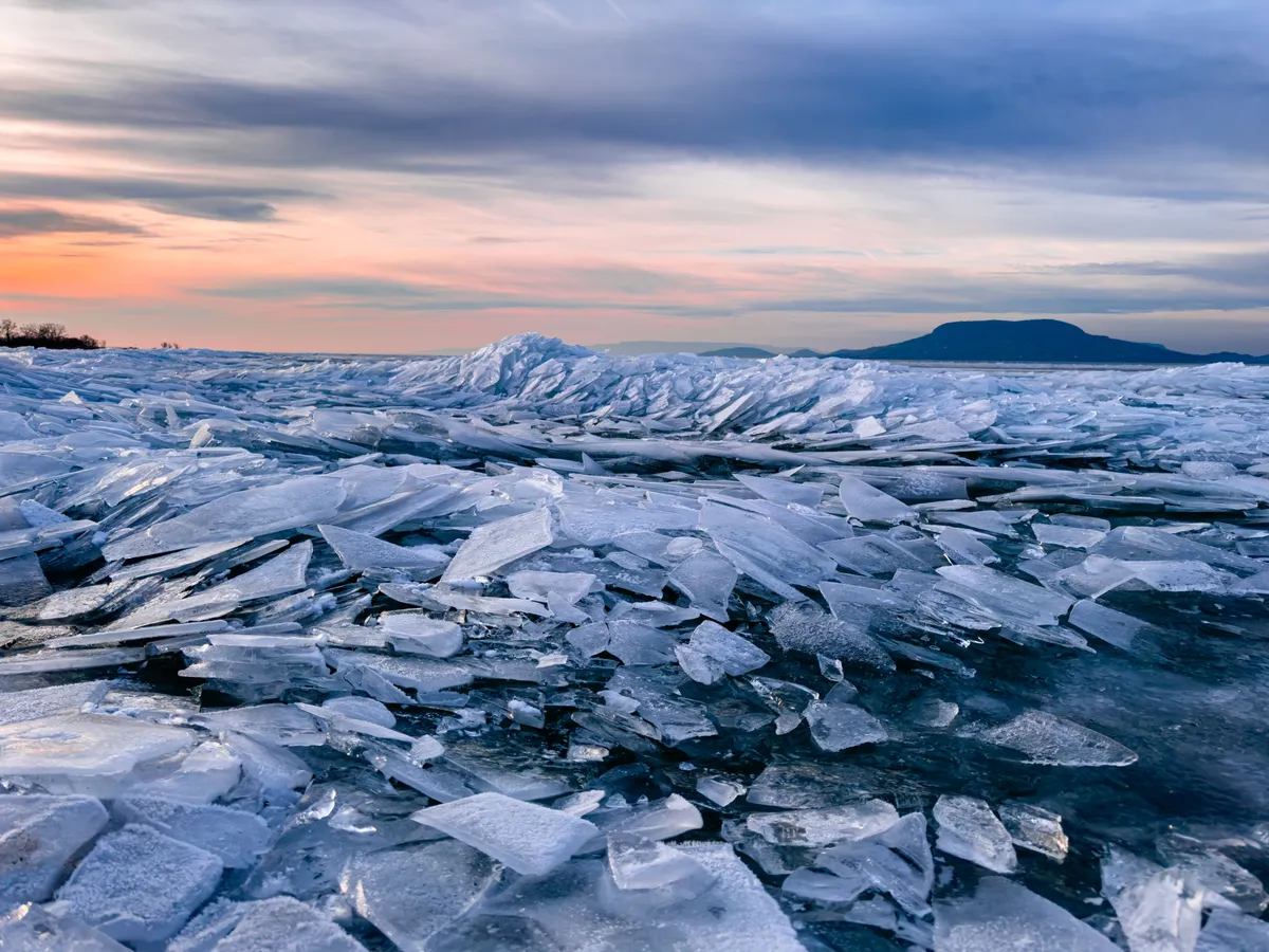 Az anya hiába próbált, nem tudott segíteni gyermekein, a jég elnyelte őket