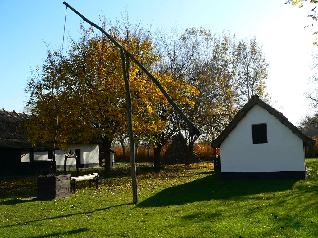 Helyreállított parasztház az ópusztaszeri skanzen területén, amely jól tükrözi az egykori alföldi parasztság lakókörnyezetét.
