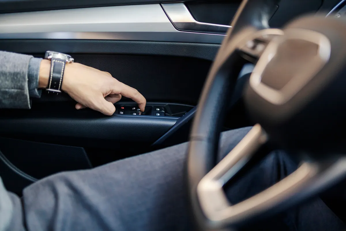 Szélvédő páramentesítése lehúzott kocsiablakkal