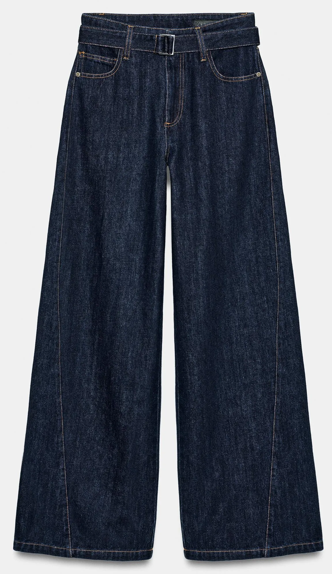 Karcsúsító tippek: bő szárú farmer.