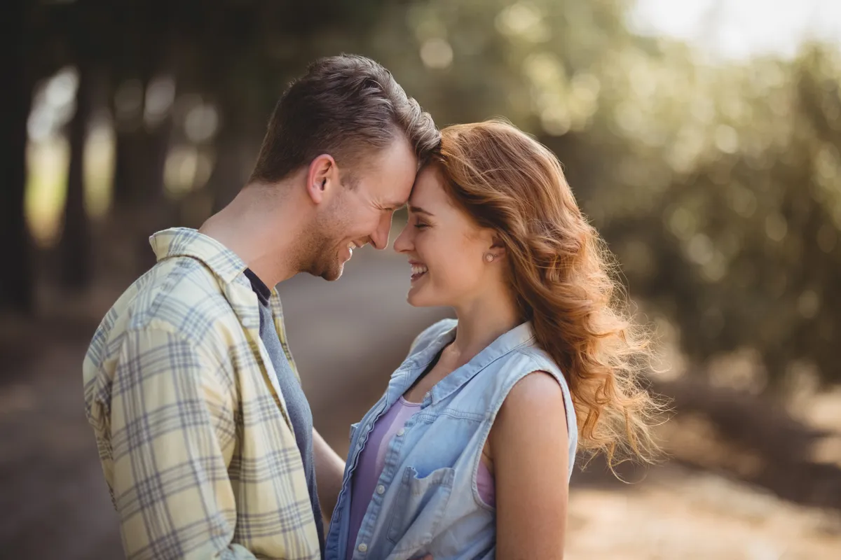 Fiatal szerelmes pár a nagy Ő-t jelentik egymásnak.