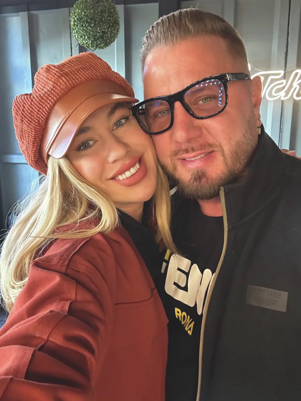 Zámbó Krisztián barátnője, Takács Zsuzska a jeges úton csúszott el, azonnal műteni kellett a törött lábszárát.