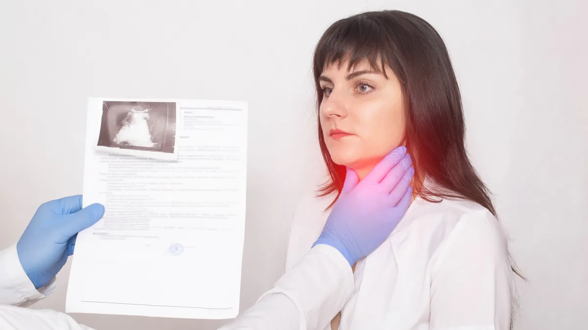 Sokáig nem vették komolyan a furcsa tünetet – a 40 éves nő végül elveszítette a teljes pajzsmirigyét