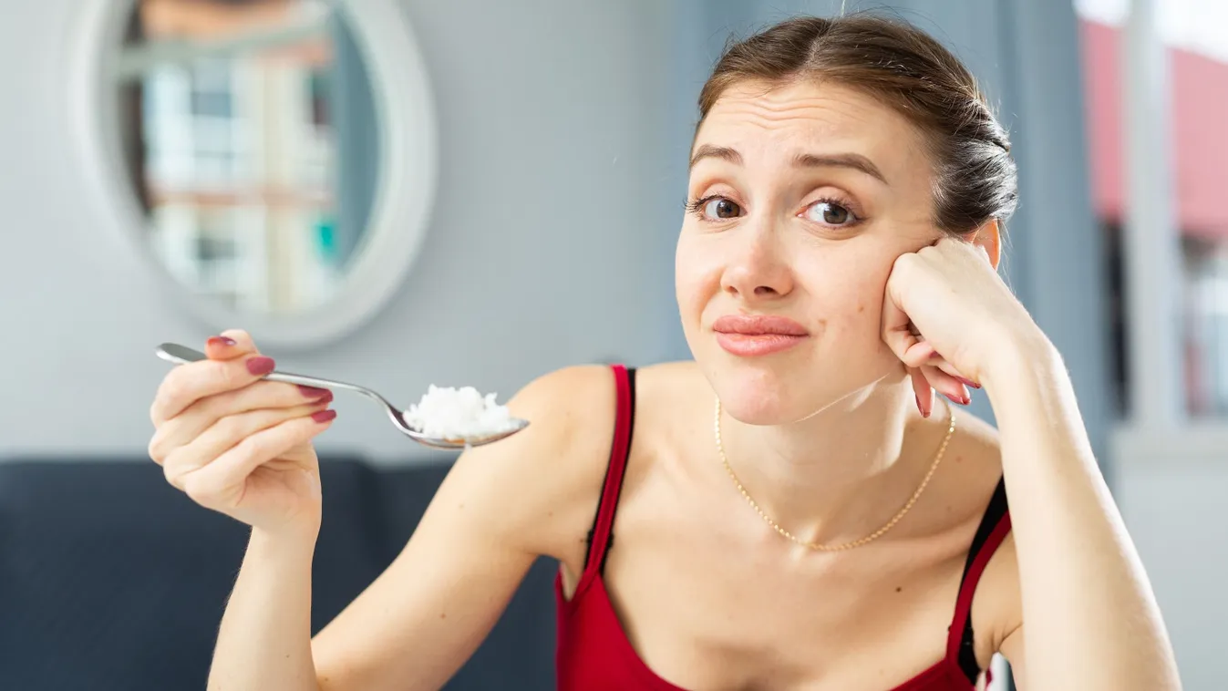 Főtt rizs tárolása után rizst fogyasztó nő