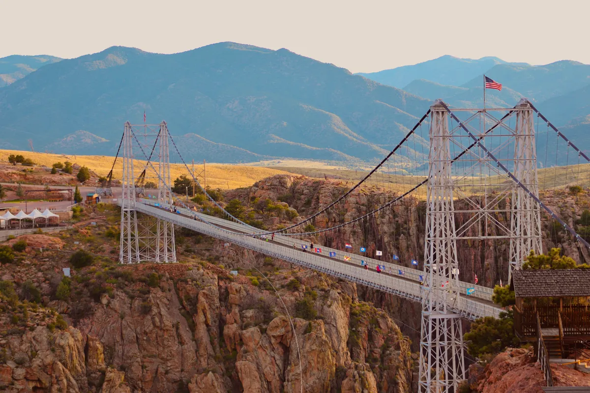 A Royal Gorge Bridge a vörös kősivatagos tájon.