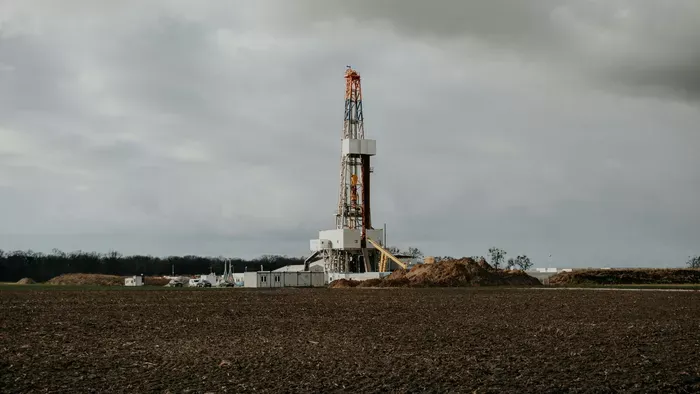 Több ezer liter dízel üzemanyag oda! Felborult egy olajfúró