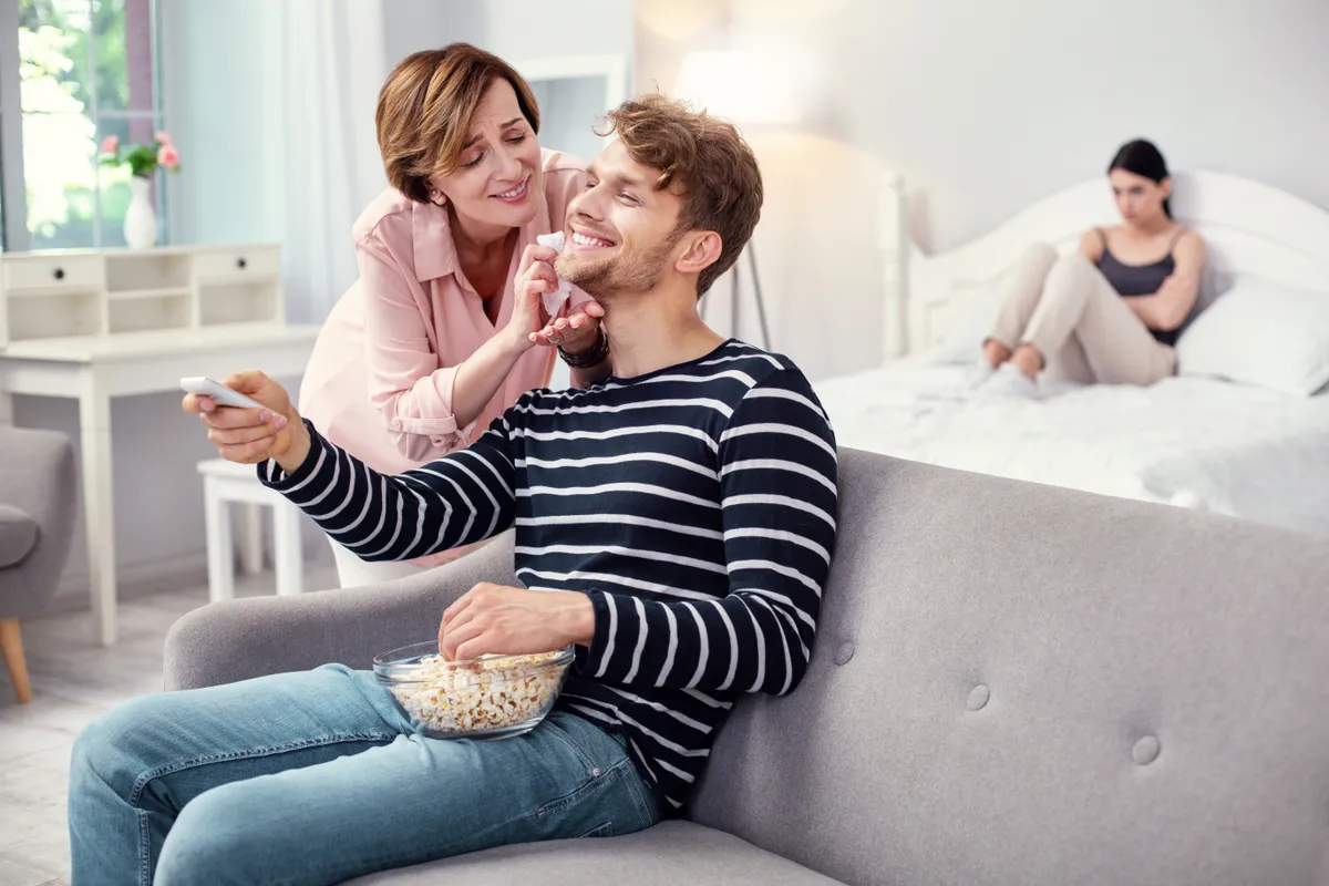 Egy anyós és egy vő, háttérben a feleség.