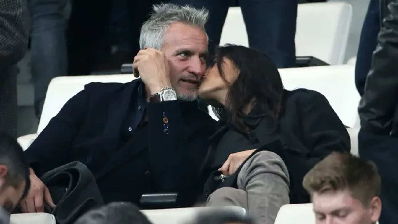 22 év korkülönbség: Bevállalós kebelcsodát szeret az 59 éves híresség - fotók