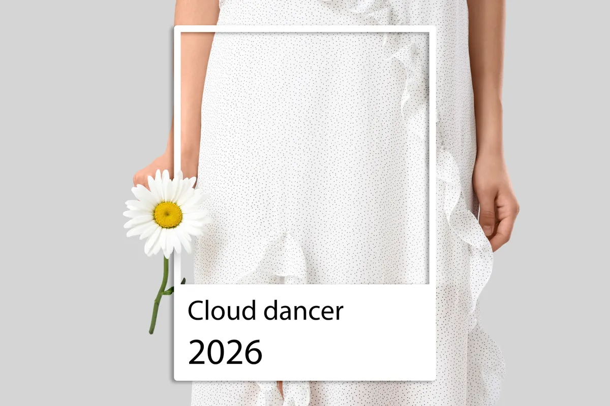 Cloud Dancer színű női outfit