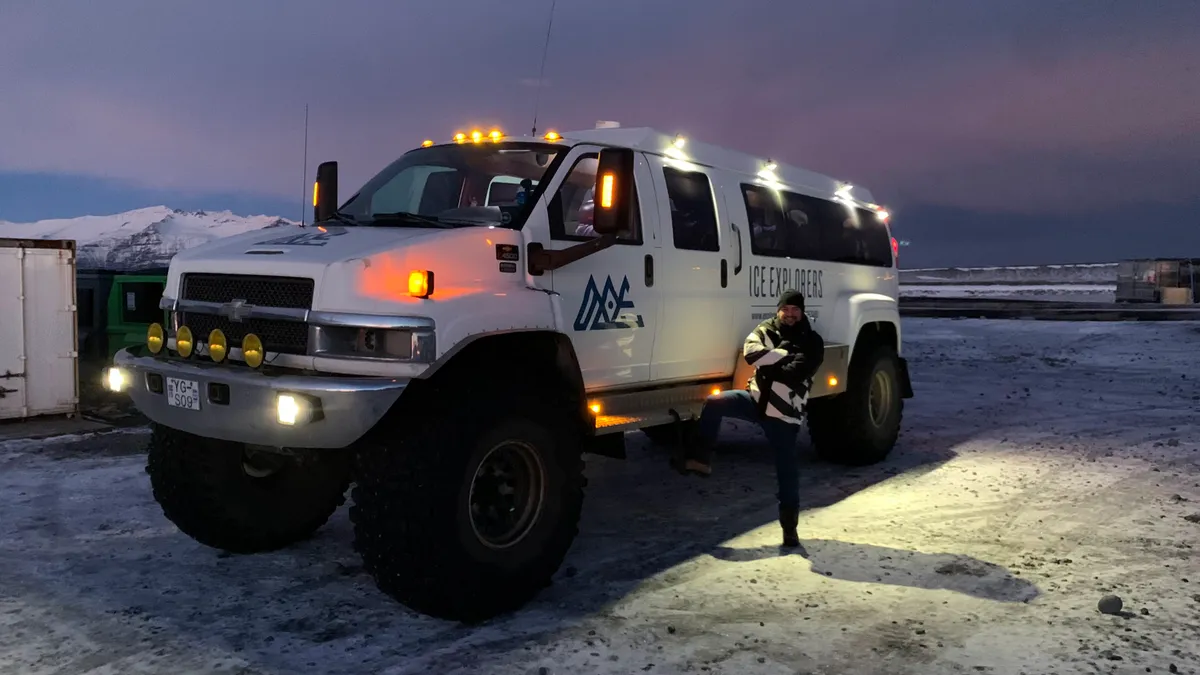 Autó Izlandon az extrém körülményekre és Zinka férje, Sanyi.