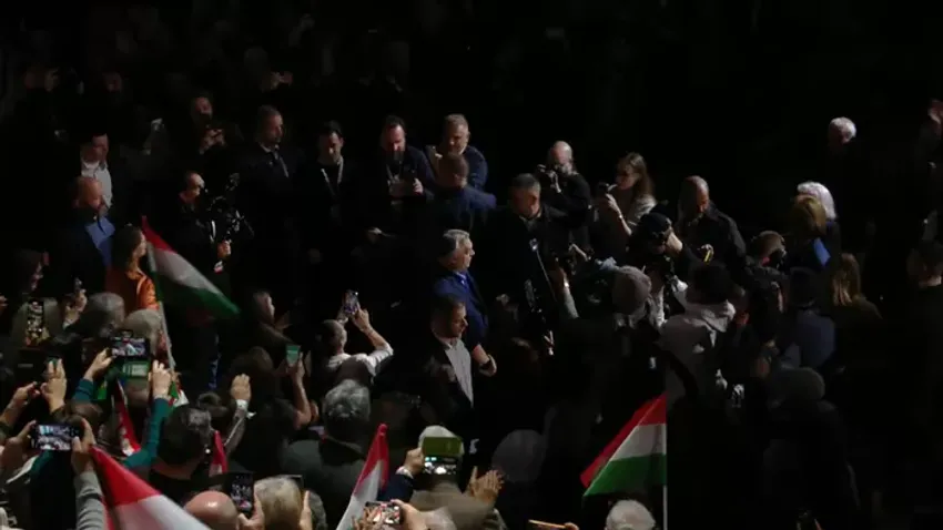 Szabályosan szétszedte a tömeg a Orbán Viktort