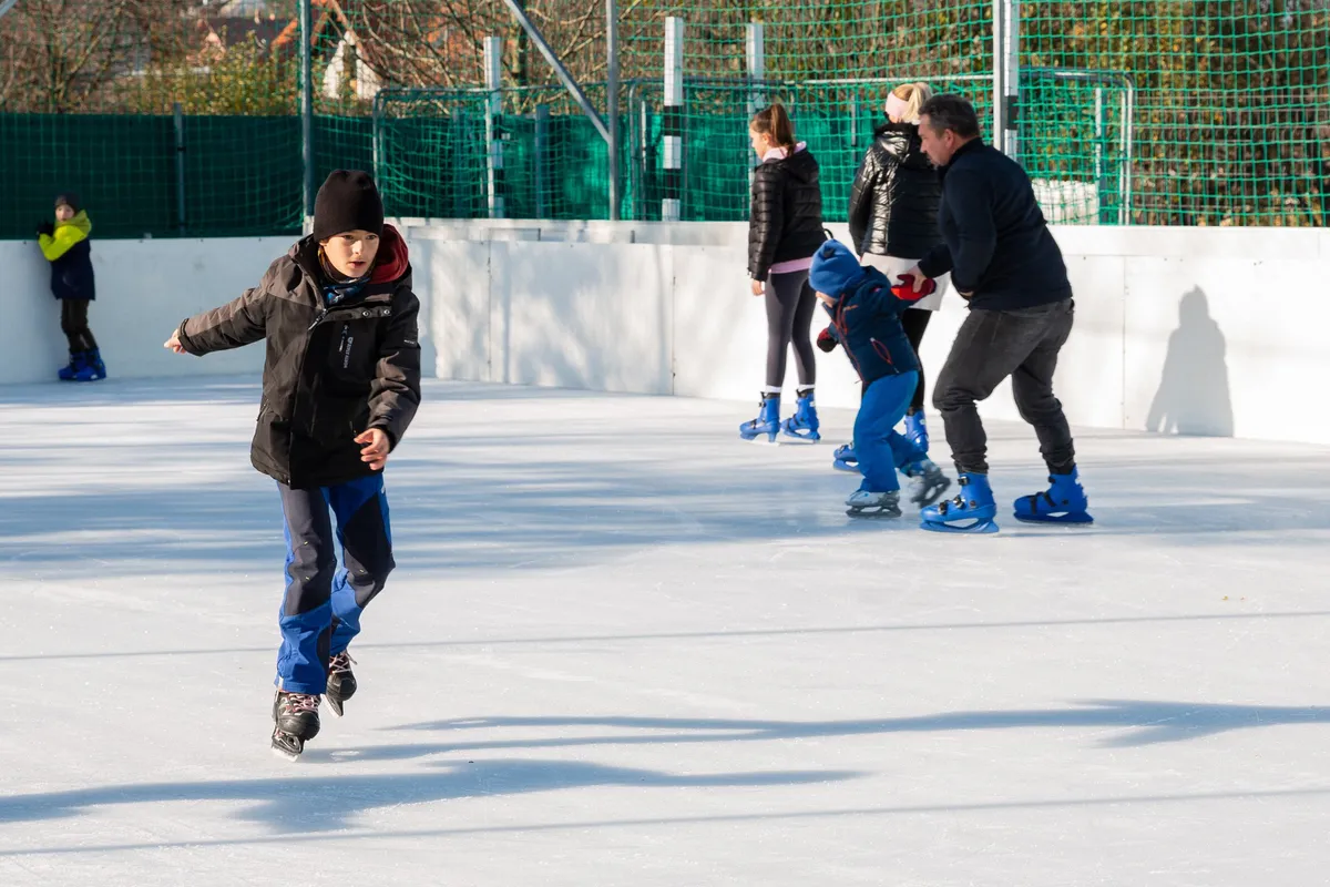 Nemesvámosi műjégpályán gyakorol az egész család.