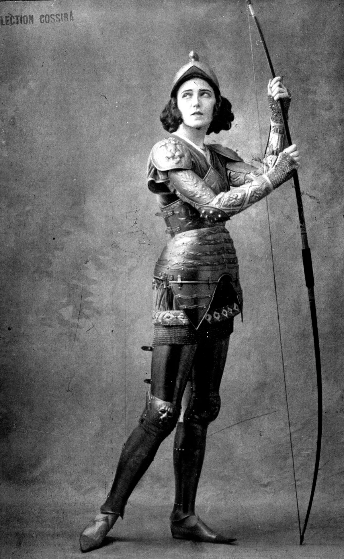 Jeanne d’Arc páncélban egy 20. század eleji fotón ábrázolva.