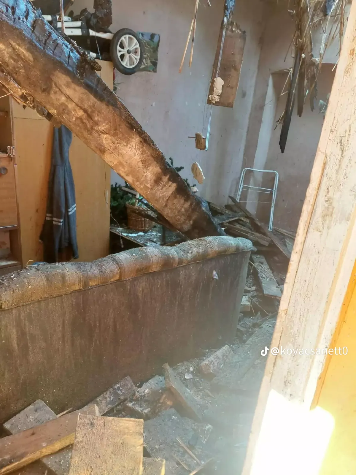 Leégett a család otthona és lakhatatlanná vált    