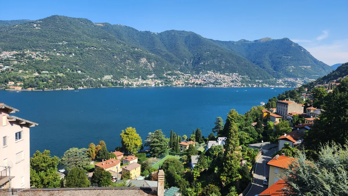 Péter és Alinka olaszországi nászútja a Comoi-tóhoz is elvezetett, ahol a panoráma volt a leszebb számukra.