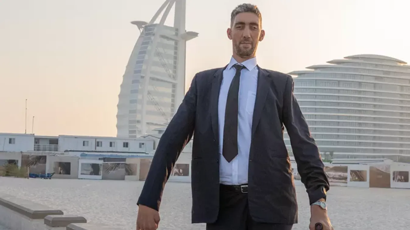 3 ágyon alszik a világ legmagasabb embere: ilyen az élet 251 centisen