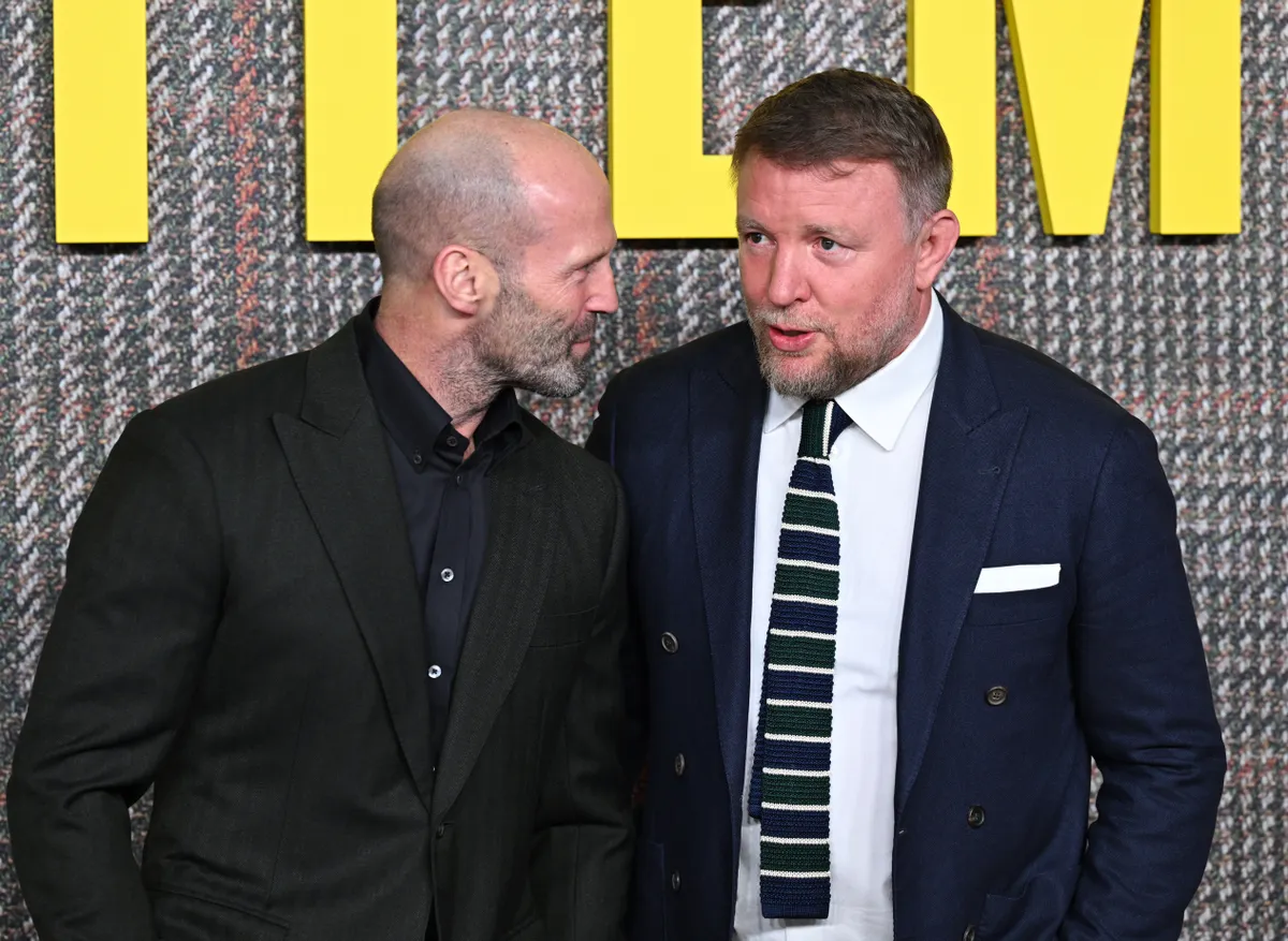 Jason Statham és Guy Ritchie az Úriemberek premierjén.
