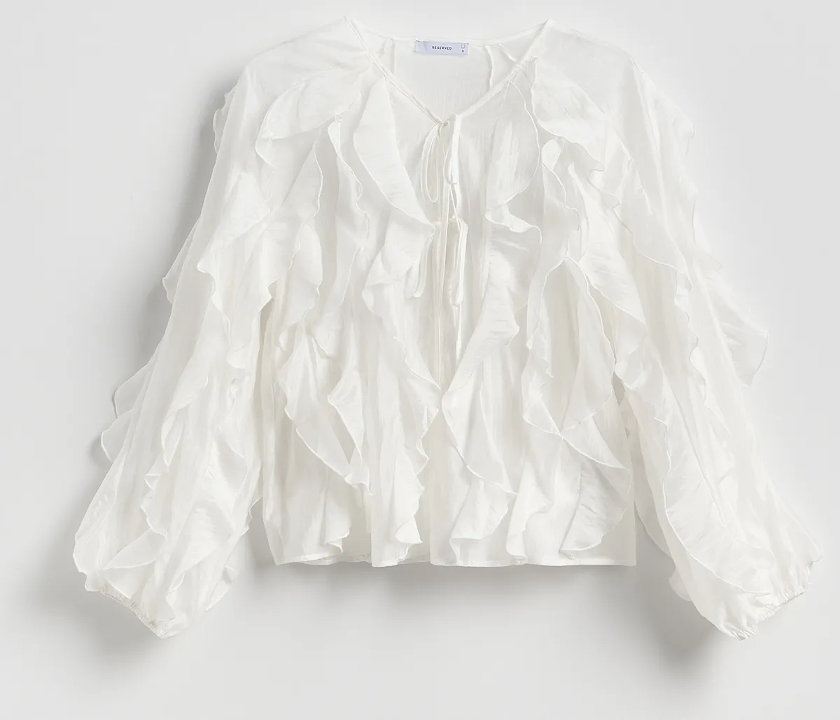 Cloud Dancer: fehér fodros blúz.