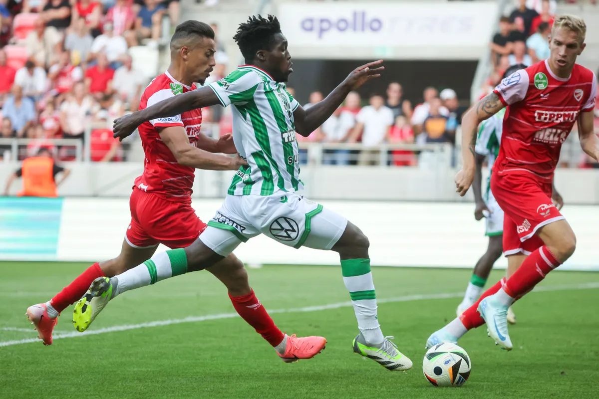 Isaac Pappoe a Fradi játékosaként a DVTK ellen