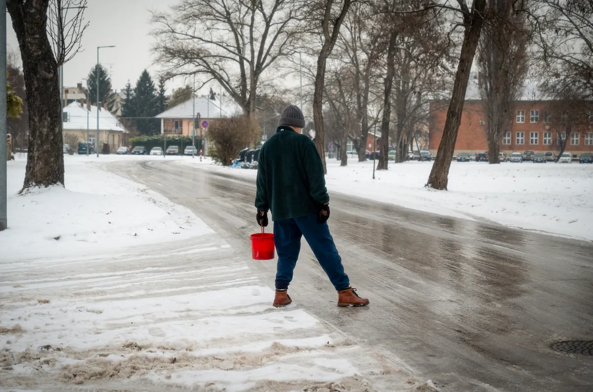 Nem kímélte az úttestet az ónos eső 