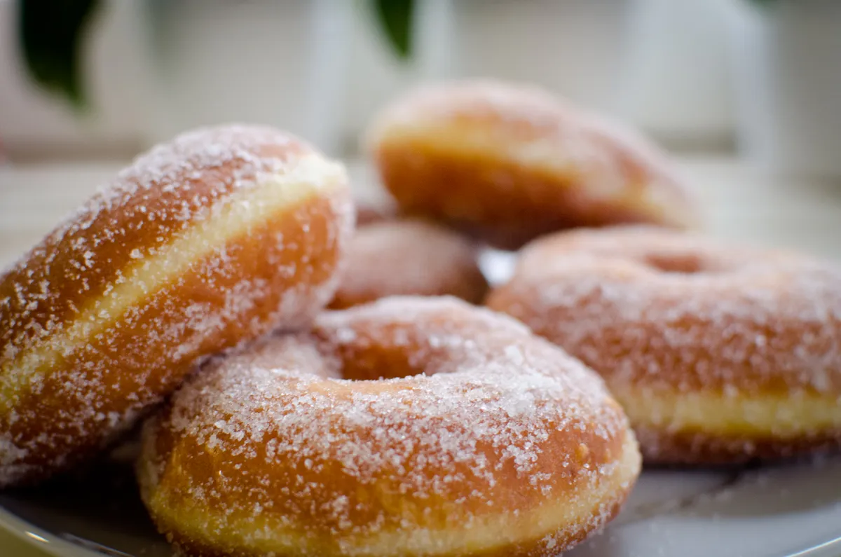 Szalagos farsangi fánk, cukorral hintve.