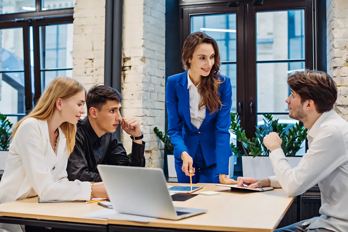 Személyiségtesztben szereplő kép kollégákról és a vezetőjükről