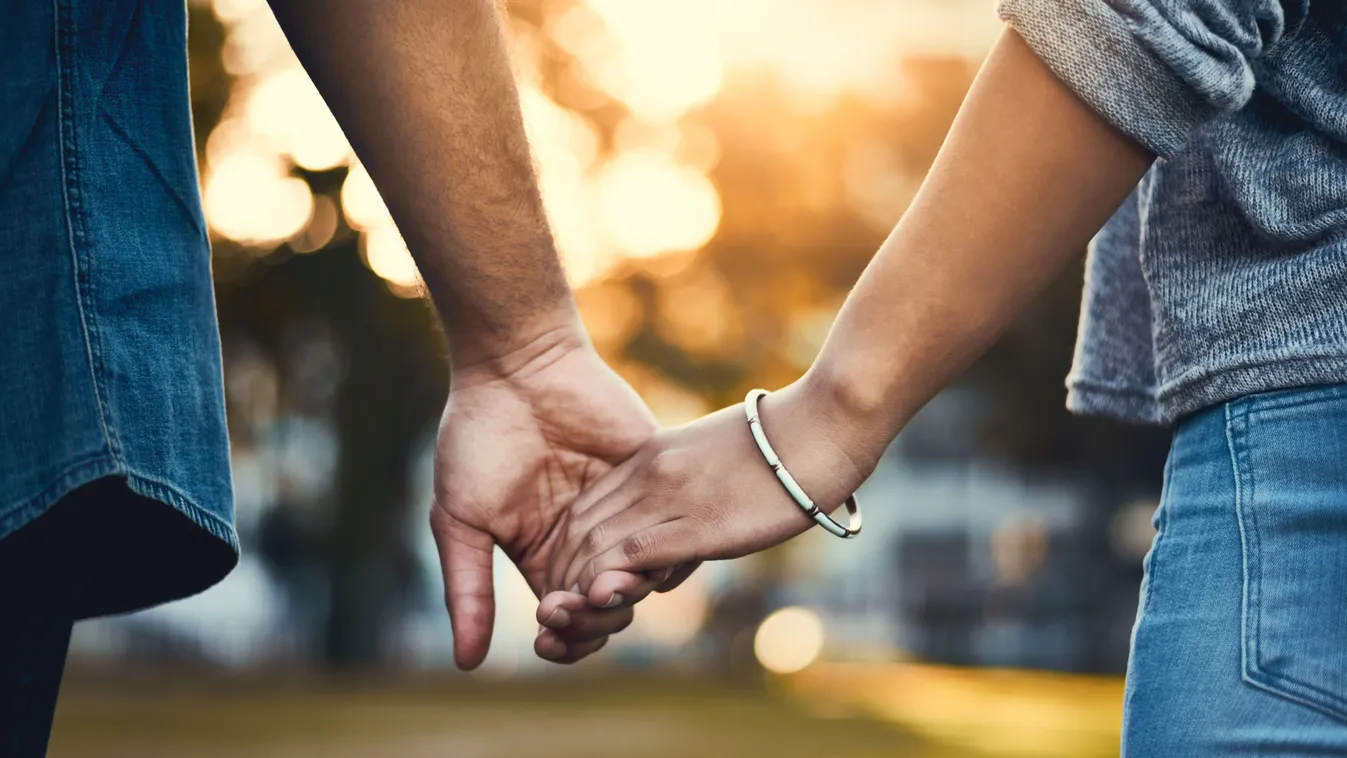 Horoszkóp alapján egymásra találó pár kézen fogva