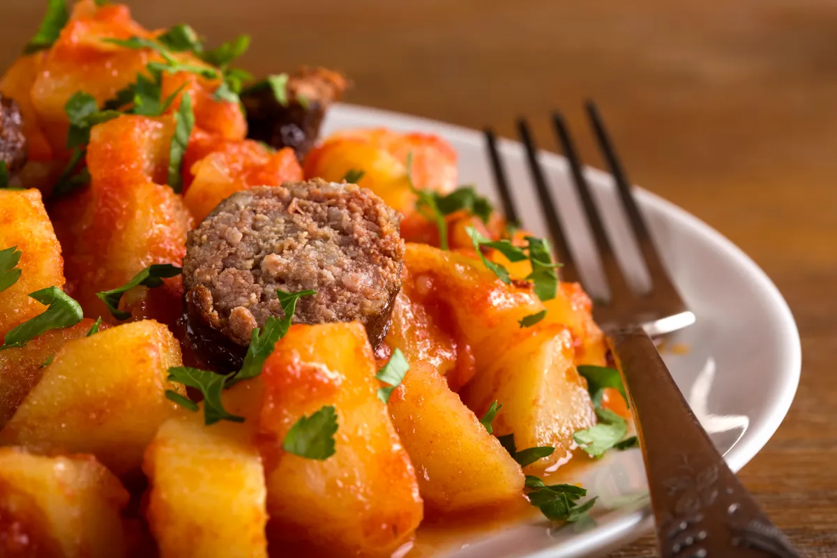 Sertéshús recept: hurkával rakott krumpli 