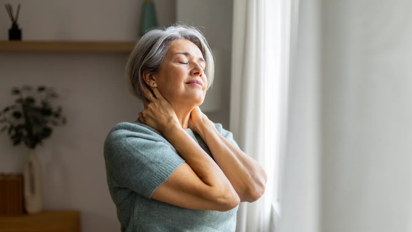 Otthoni nyirokmasszázst végző középkorú nő, akinek fáj a nyaka.
