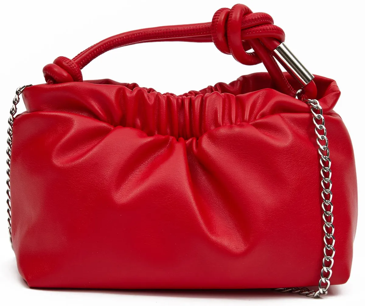 Karcsúsító tippek: piros táska.