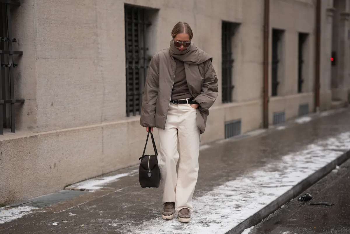 Sikkes téli szettet viselő középkorú nő.