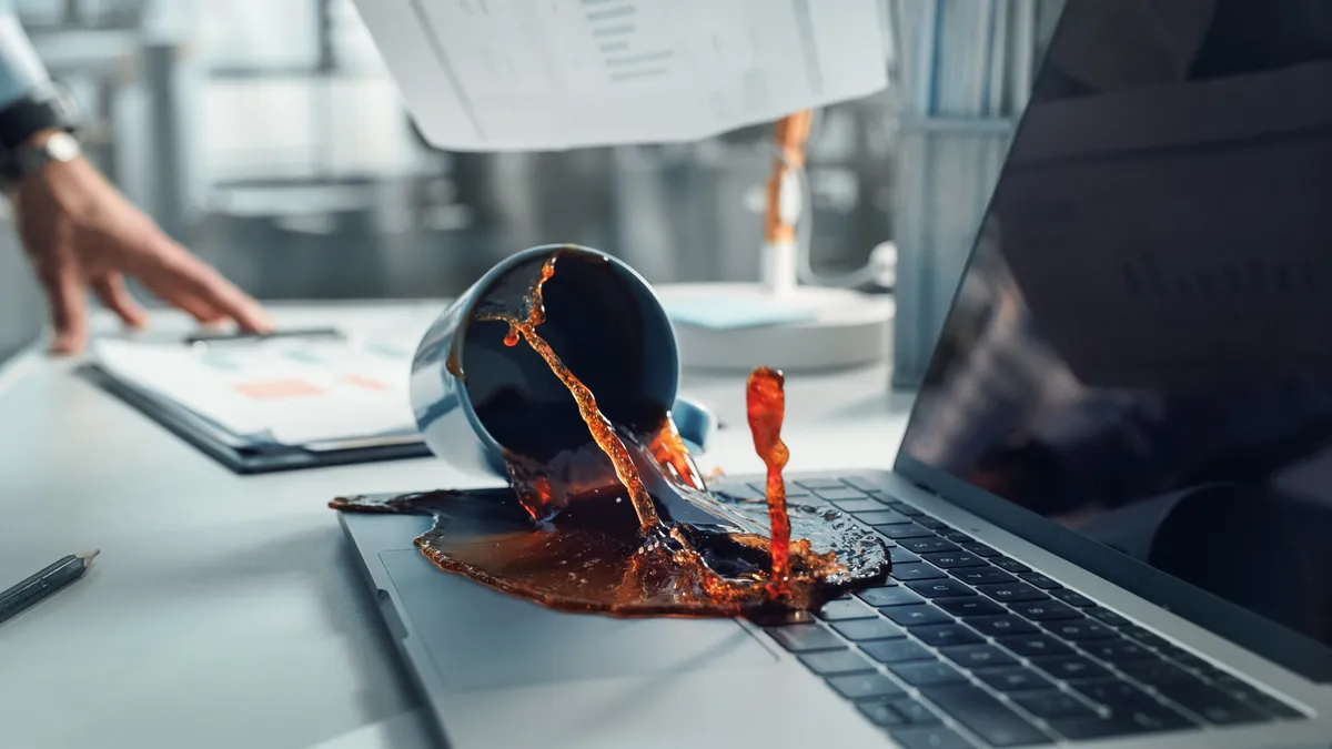 A horoszkópja alapján balszerencsés férfi, aki kidöntötte a kávéját.