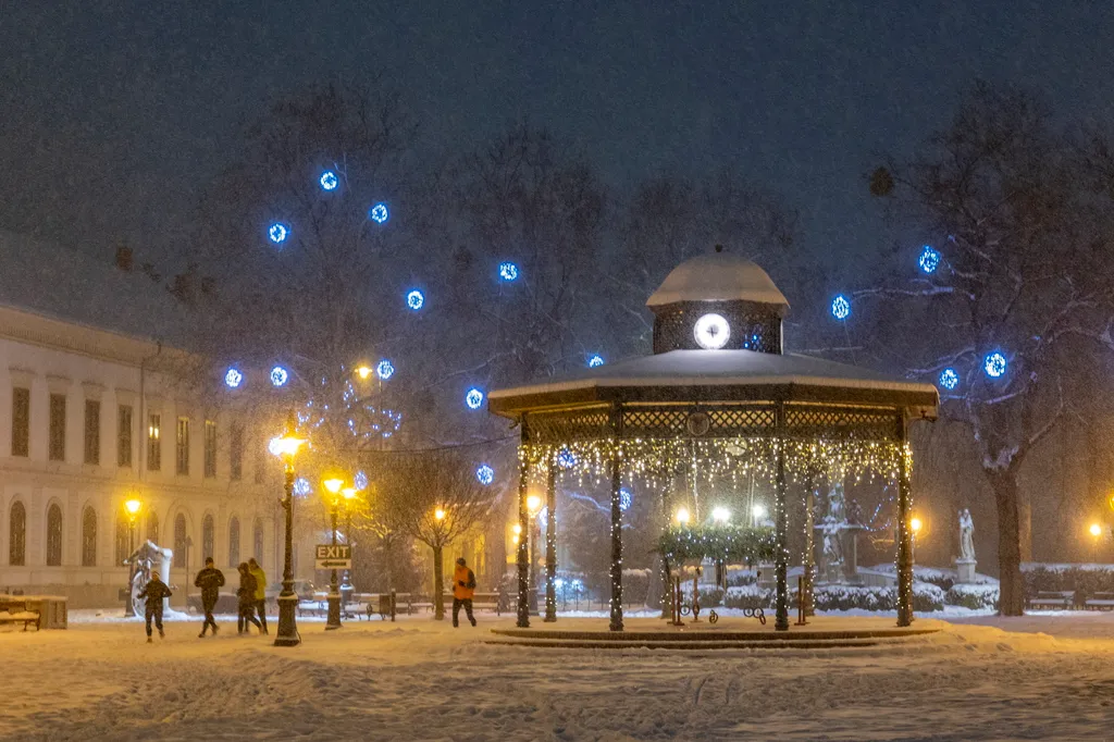 Nagykanizsa még a karácsonyi fényeket viseli magán, amelyek a havas tájjal egészen mesebeli hangulatot kölcsönöznek a városnak. 