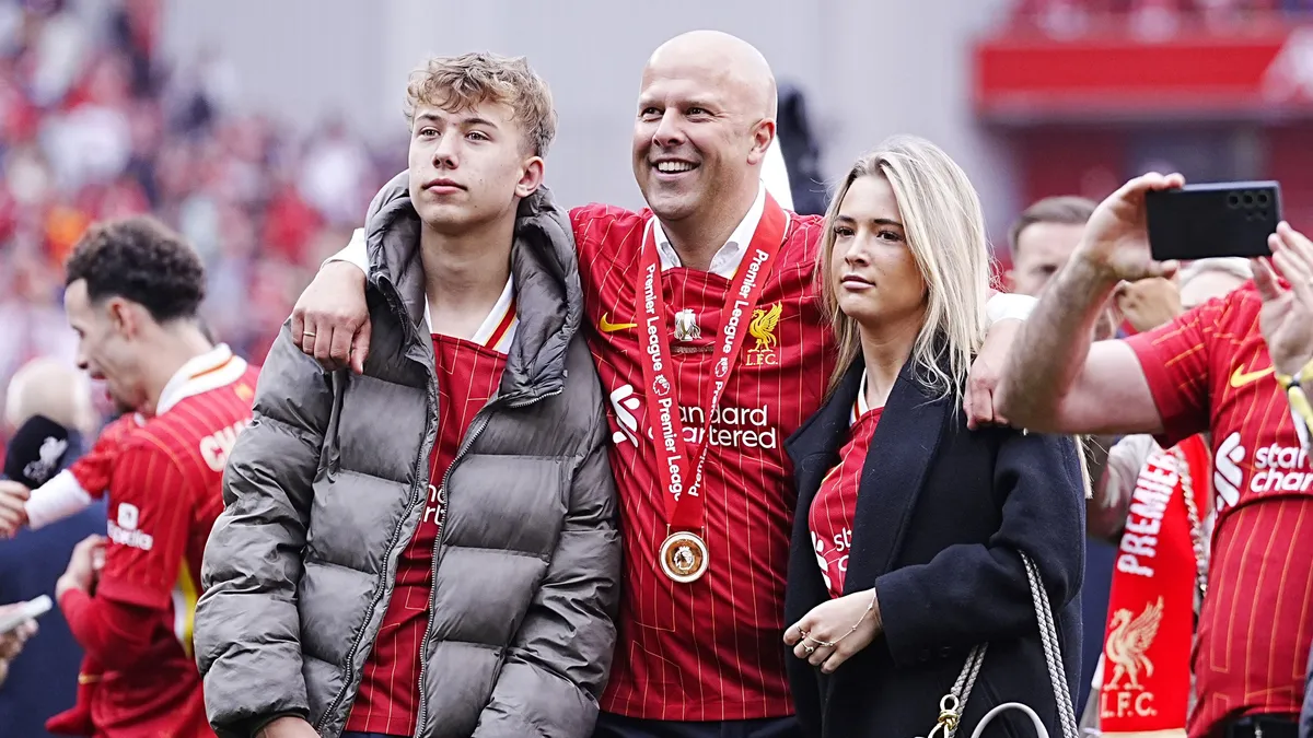 Arne Slot (középen) és lánya, Isa Slot együtt ünnepelték a Liverpool bajnoki címét 2025-ben