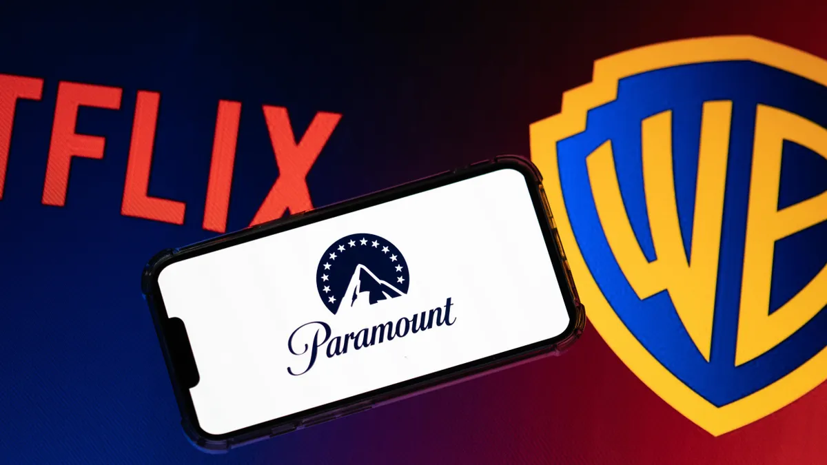 A Netflix, a Paramount és a Warner Bros. logója, utalva a Netflix felvásárlásra. 