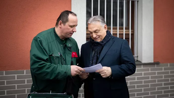 Orbán Viktor: Az első nemzeti petíció sikeresen kézbesítve