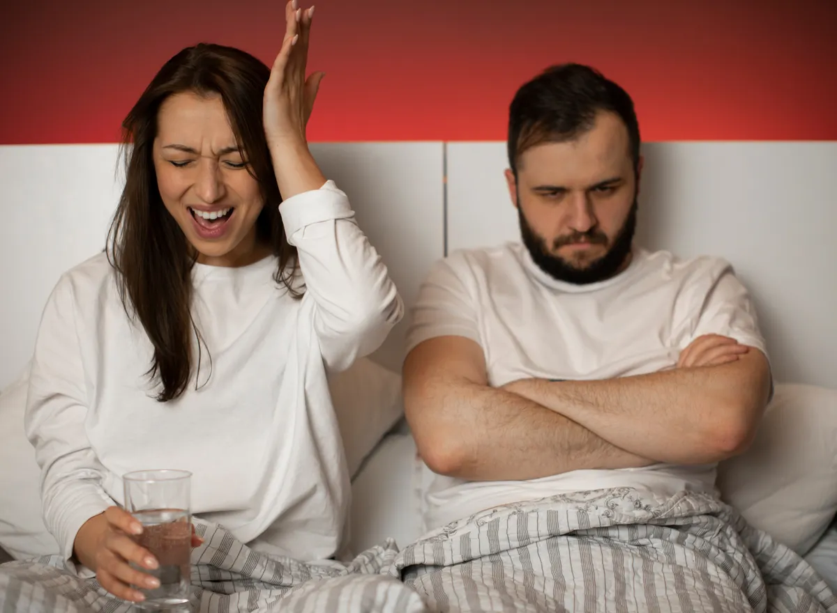 Visszautasítás miatt veszekedő pár az ágyban.