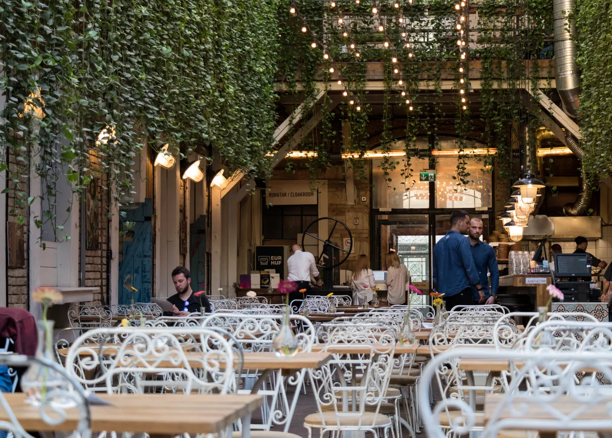 A MazelTov romkocsma kertbe Budapesten.