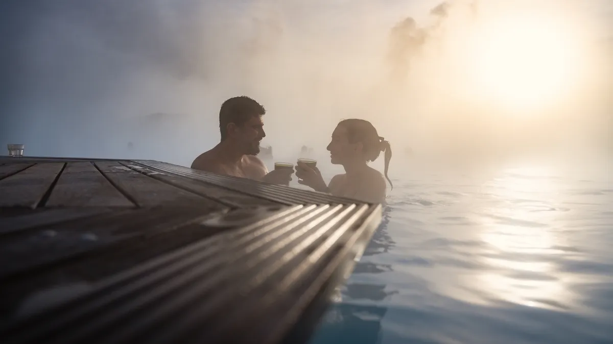 Boldog pár termálfürdőzés közben