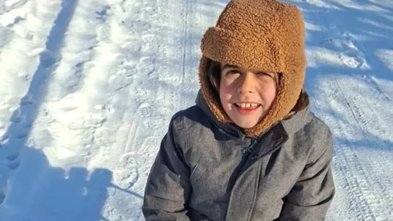 A súlyos beteg Mirkó a hideg ellenére is kipróbálta a szánkózást