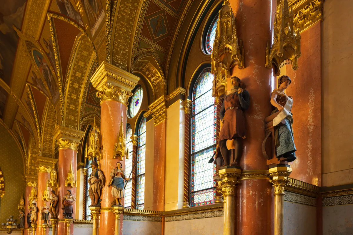 Az Országház színes belső szobrai.