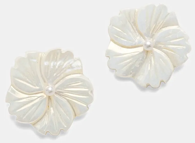 Cloud Dancer: fehér fülbevaló.