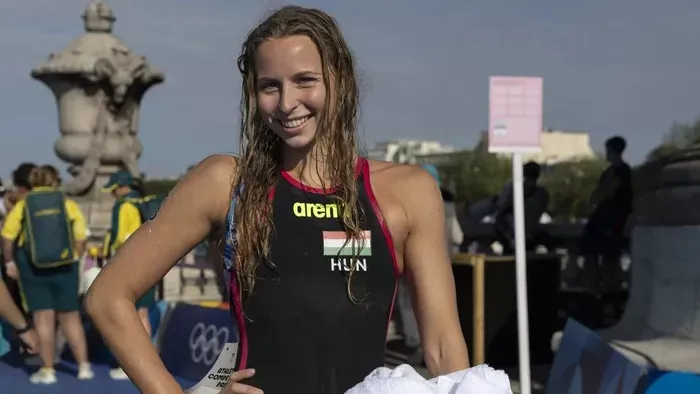 Bikiniben és harisnyában pózol a meseszép magyar úszónő