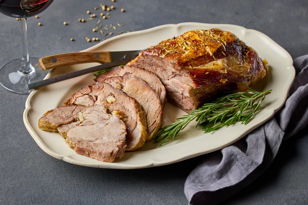 Sertéshús recept alapján készült fogás az asztalon.