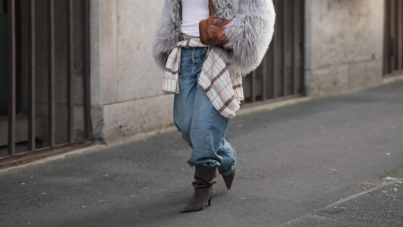 Divatos, hordó farmert viselő 50 feletti nő.